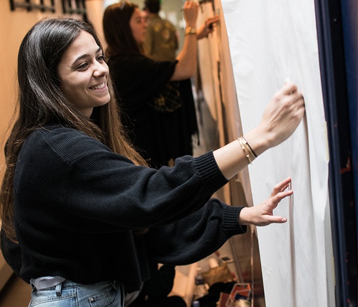 Création artistique par une étudiante de l'École Bleue lors d'un atelier