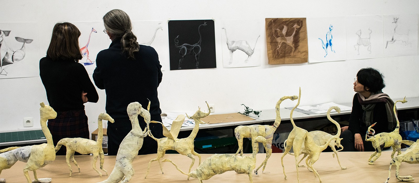 École Bleue : atelier avec sculptures en papier et croquis d'animaux exposés