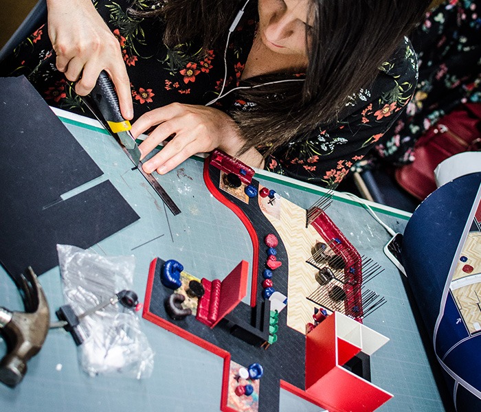 Étudiante en architecture intérieure qui crée une maquette de scénographie