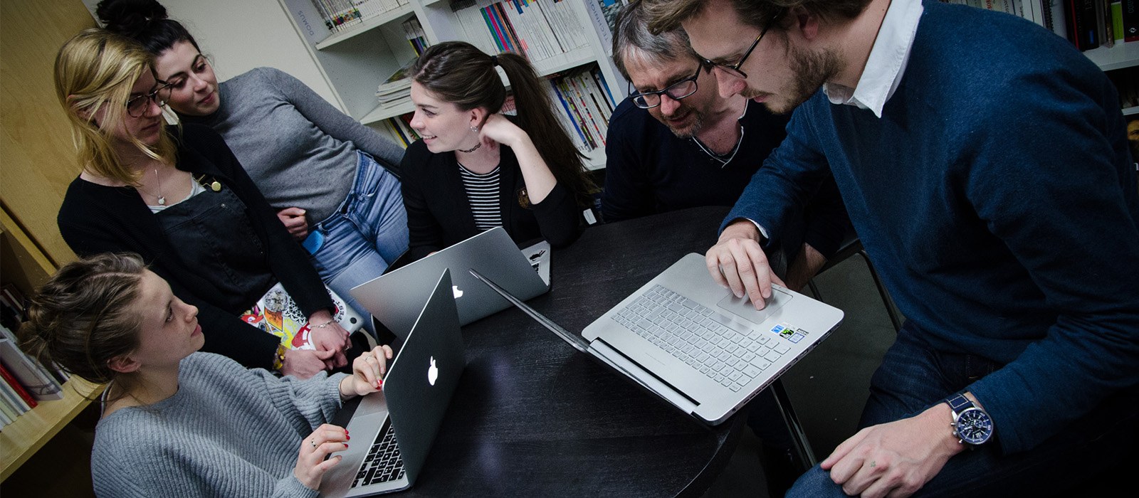 Étudiants en architecture intérieure à l'École Bleue travaillant en groupe