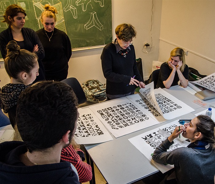 Étudiants en séance de design graphique à l'École Bleue avec leur professeur