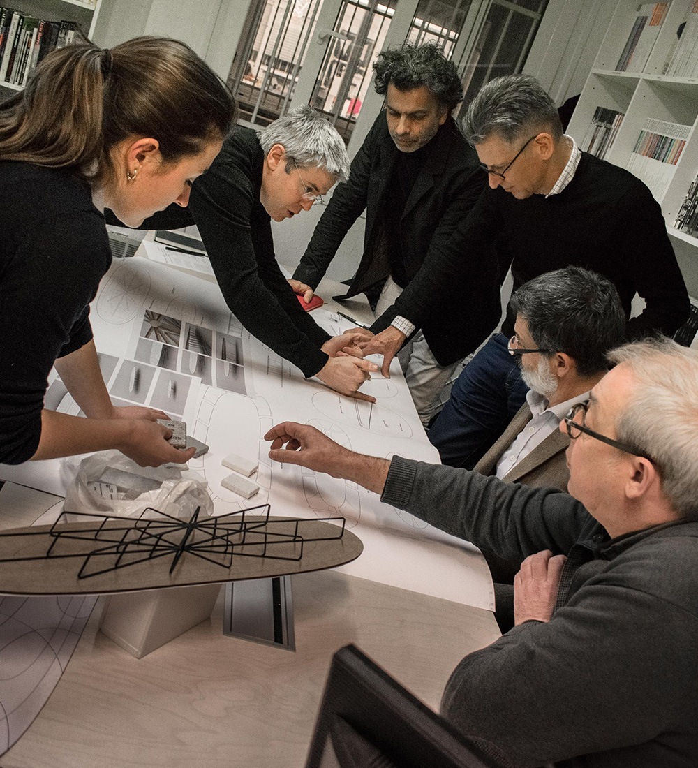 Groupe d'étudiants et professeurs travaillant sur une maquette à l'École Bleue