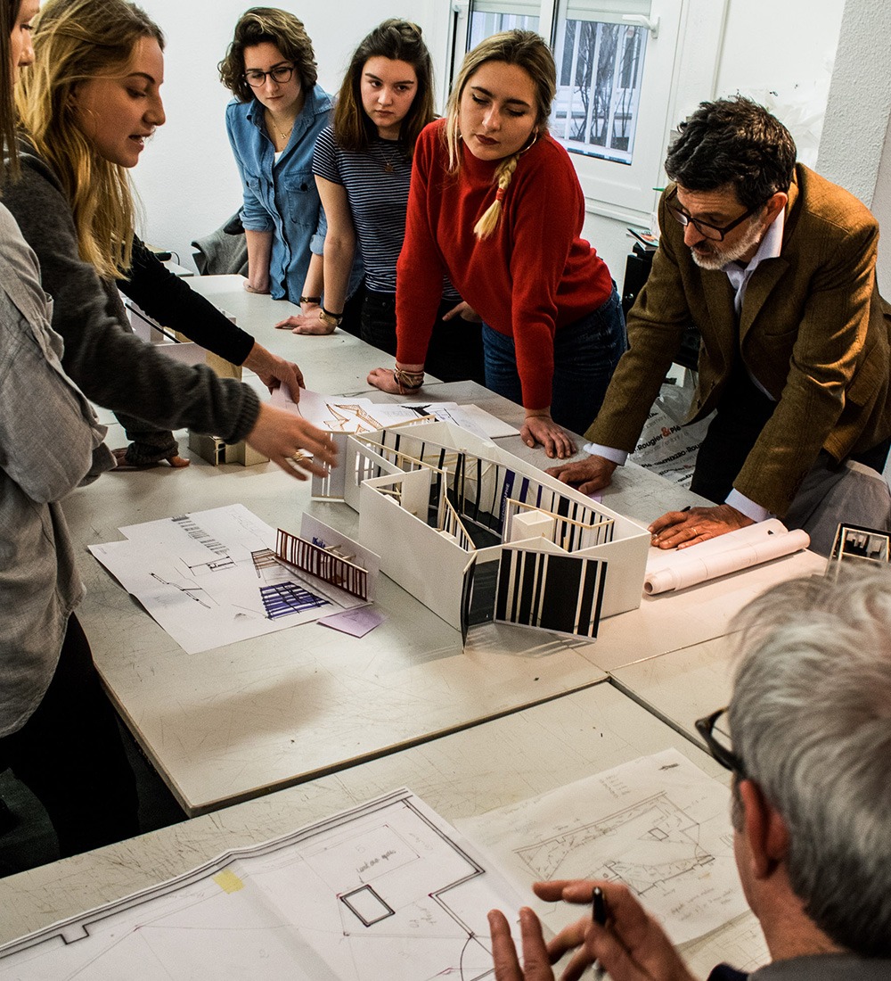 Étudiants École Bleue travaillant sur un projet d'architecture intérieure