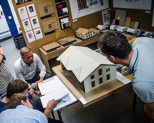 Étudiants et entreprise collaborant sur un projet architectural à l'École Bleue