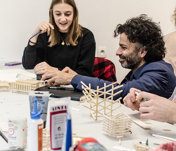 Étudiants et professeur en école d'architecture intérieure avec des maquette