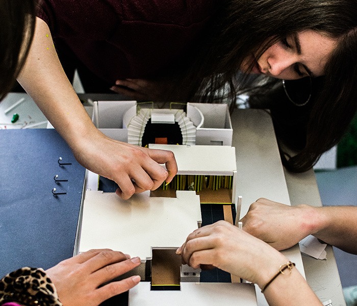 Étudiante en architecture intérieure à l'École Bleue réalisant une maquette