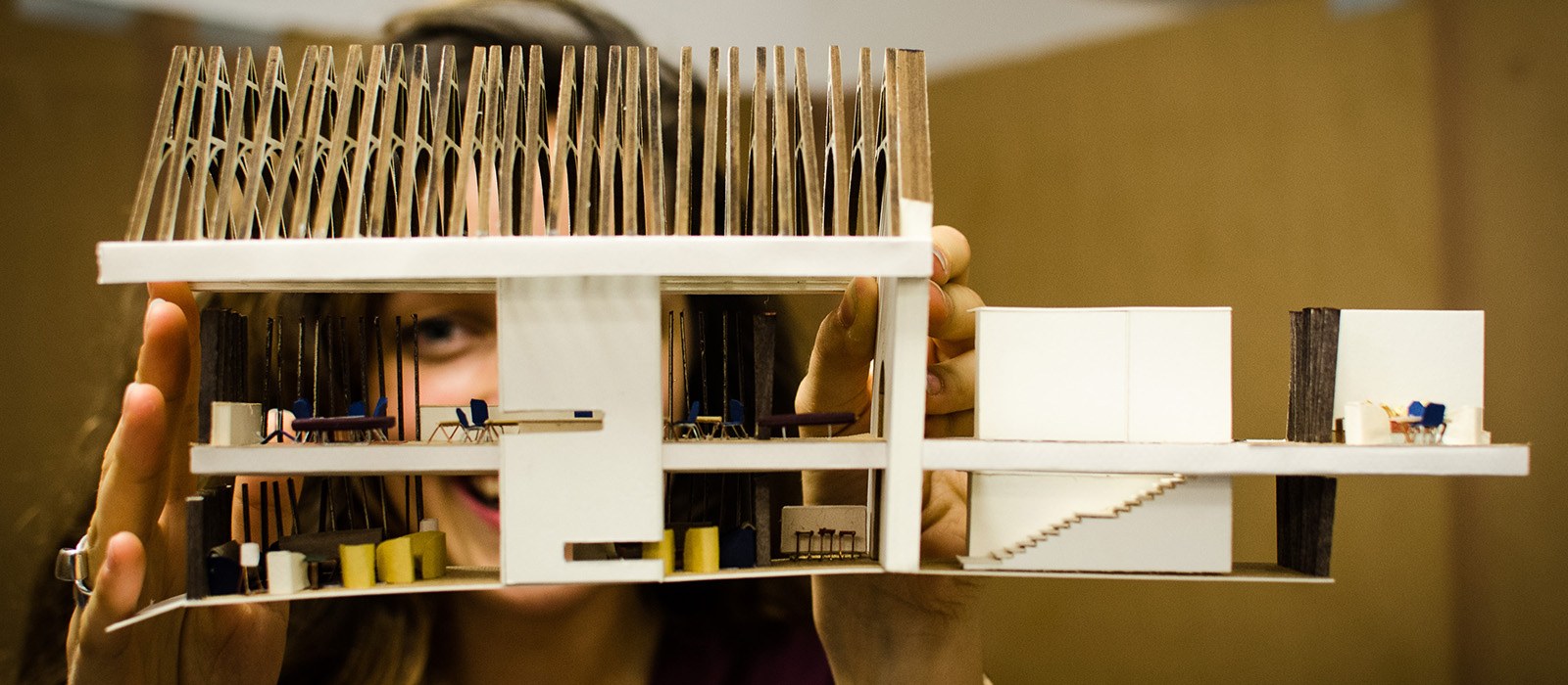 Étudiante présentant une maquette en école d'architecture intérieure