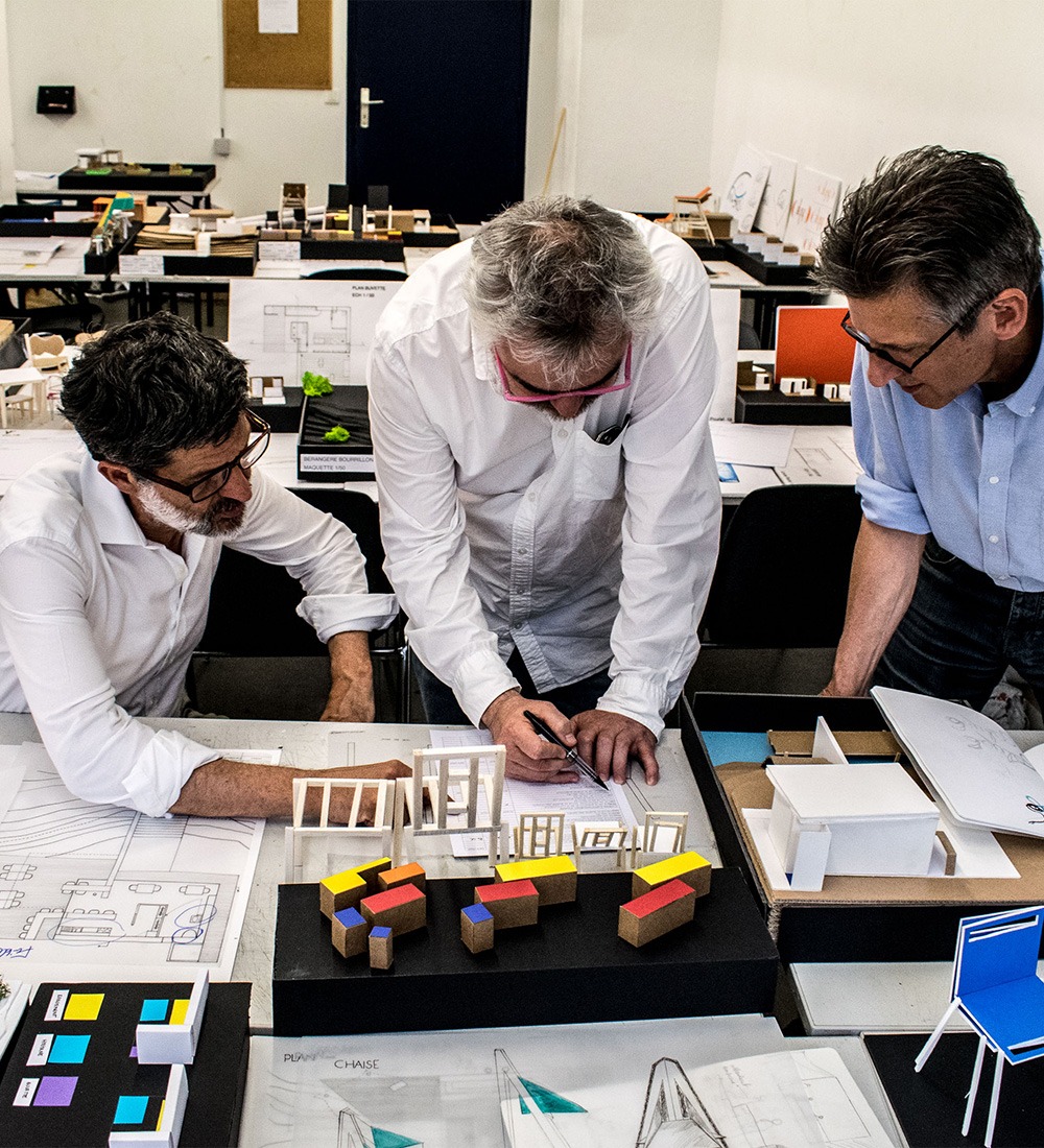 Professeurs en école d'architecture intérieure discutant de maquettes