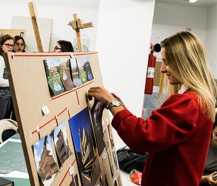 Etudiante à l'École Bleue préparant un panneau d'inspiration visuelle