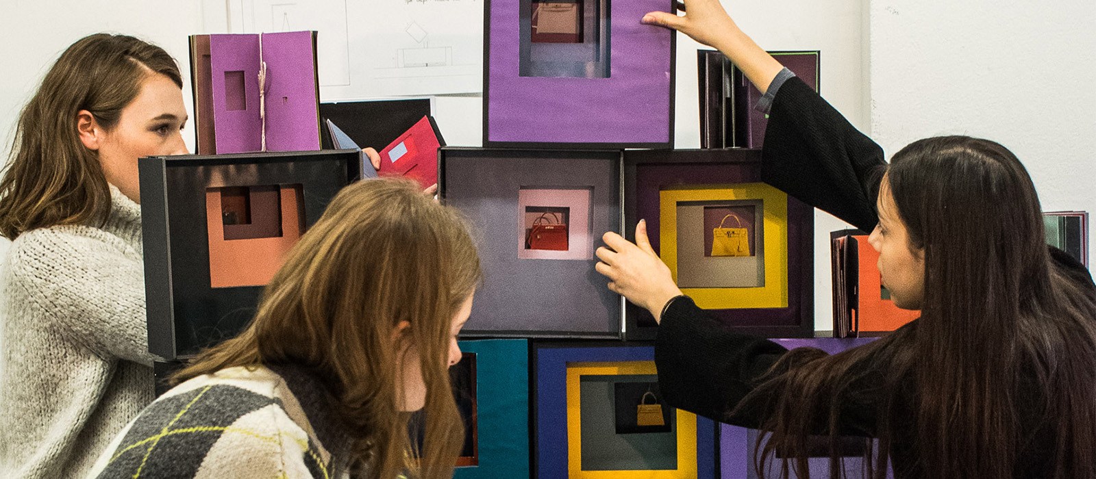 Étudiantes de l'École Bleue travaillant sur des maquettes de design