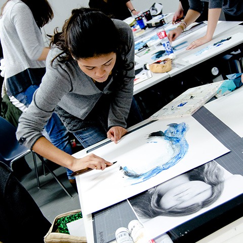 Étudiante en formation à l'École Bleue, réalisant un projet artistique