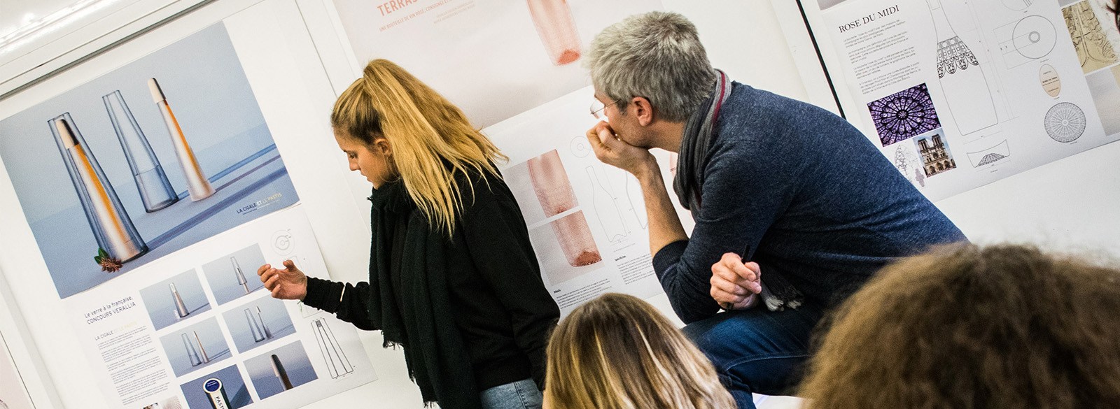 Étudiante présentant un projet de design de bouteilles à l'École Bleue