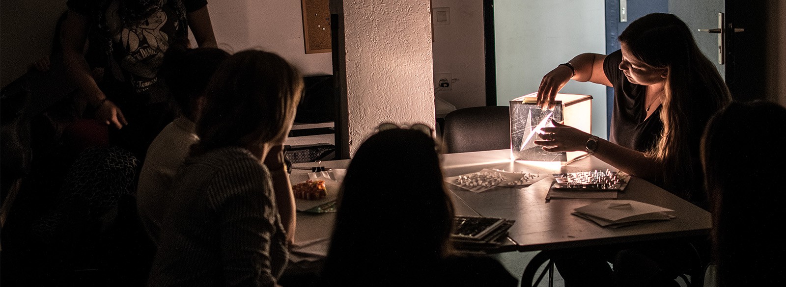 Étudiants de l'École Bleue manipulant une maquette lumineuse