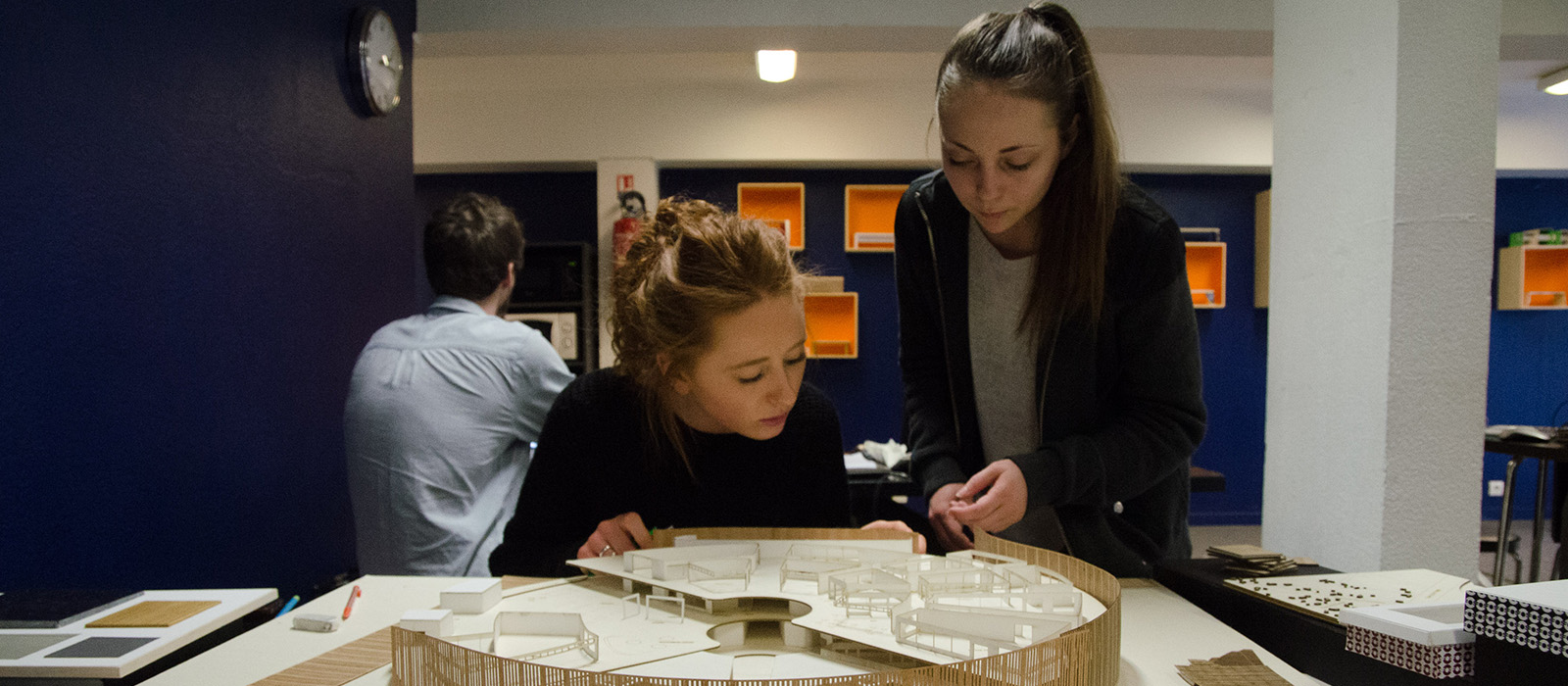 Etudiante à l'École Bleue travaillant sur maquette d'architecture intérieure